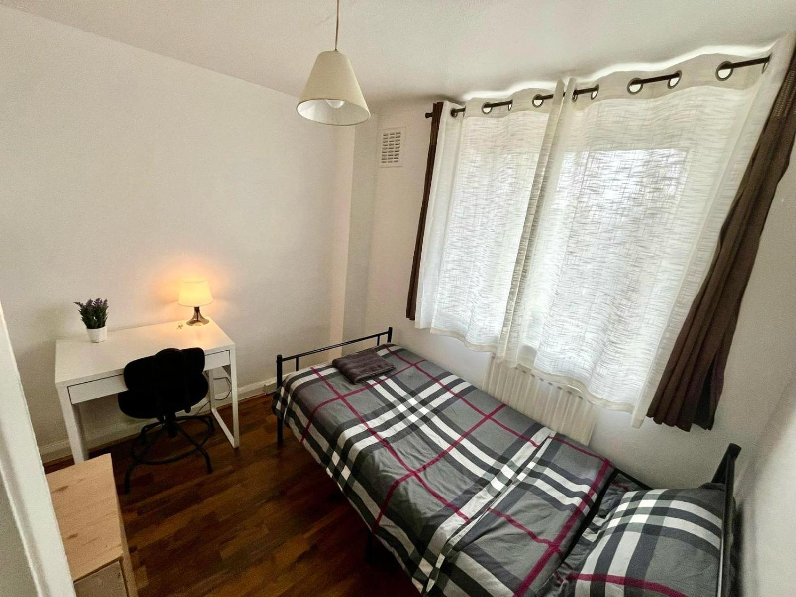 Whitechapel Station Rooms Лондон Екстериор снимка