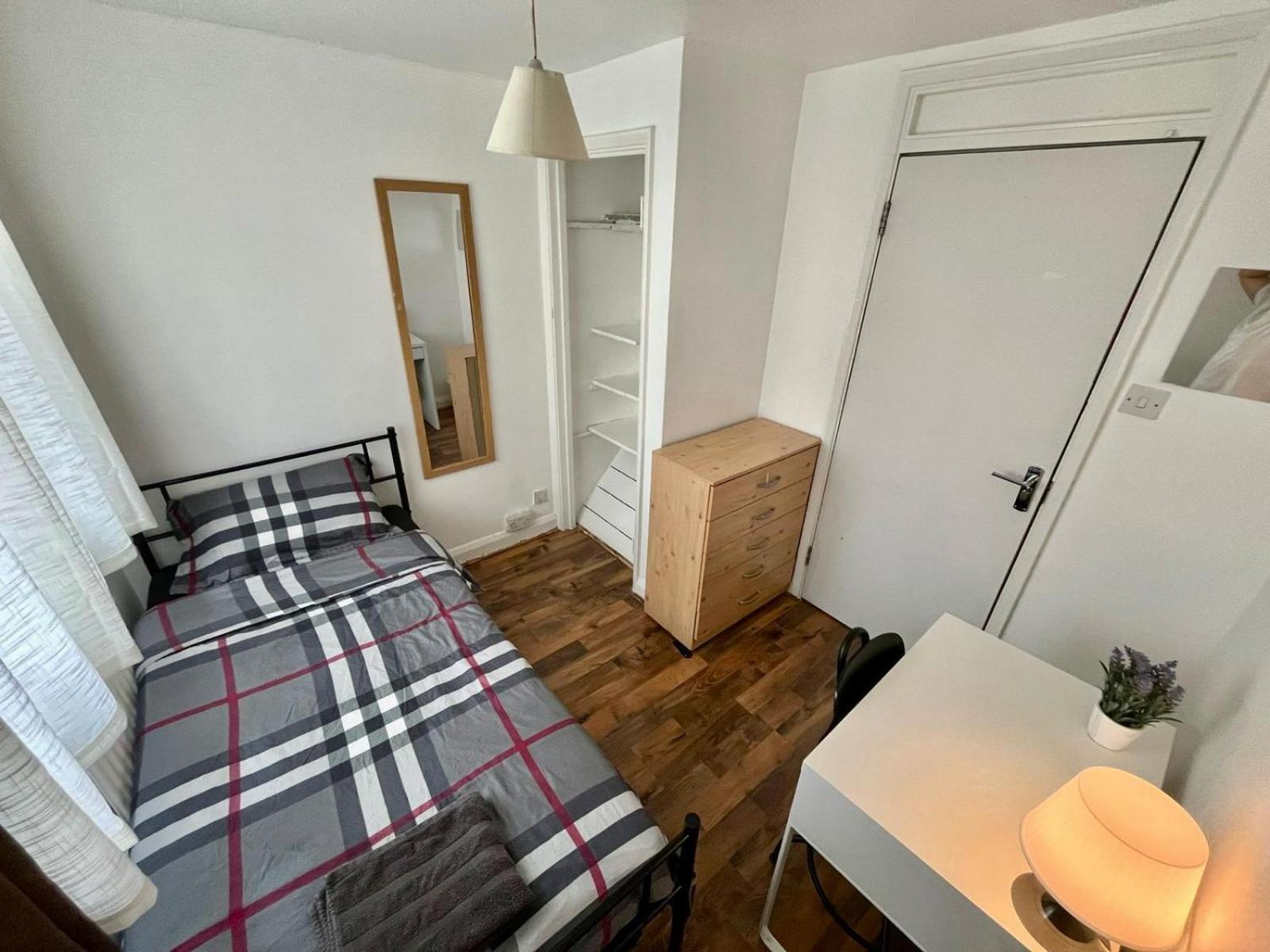 Whitechapel Station Rooms Лондон Екстериор снимка