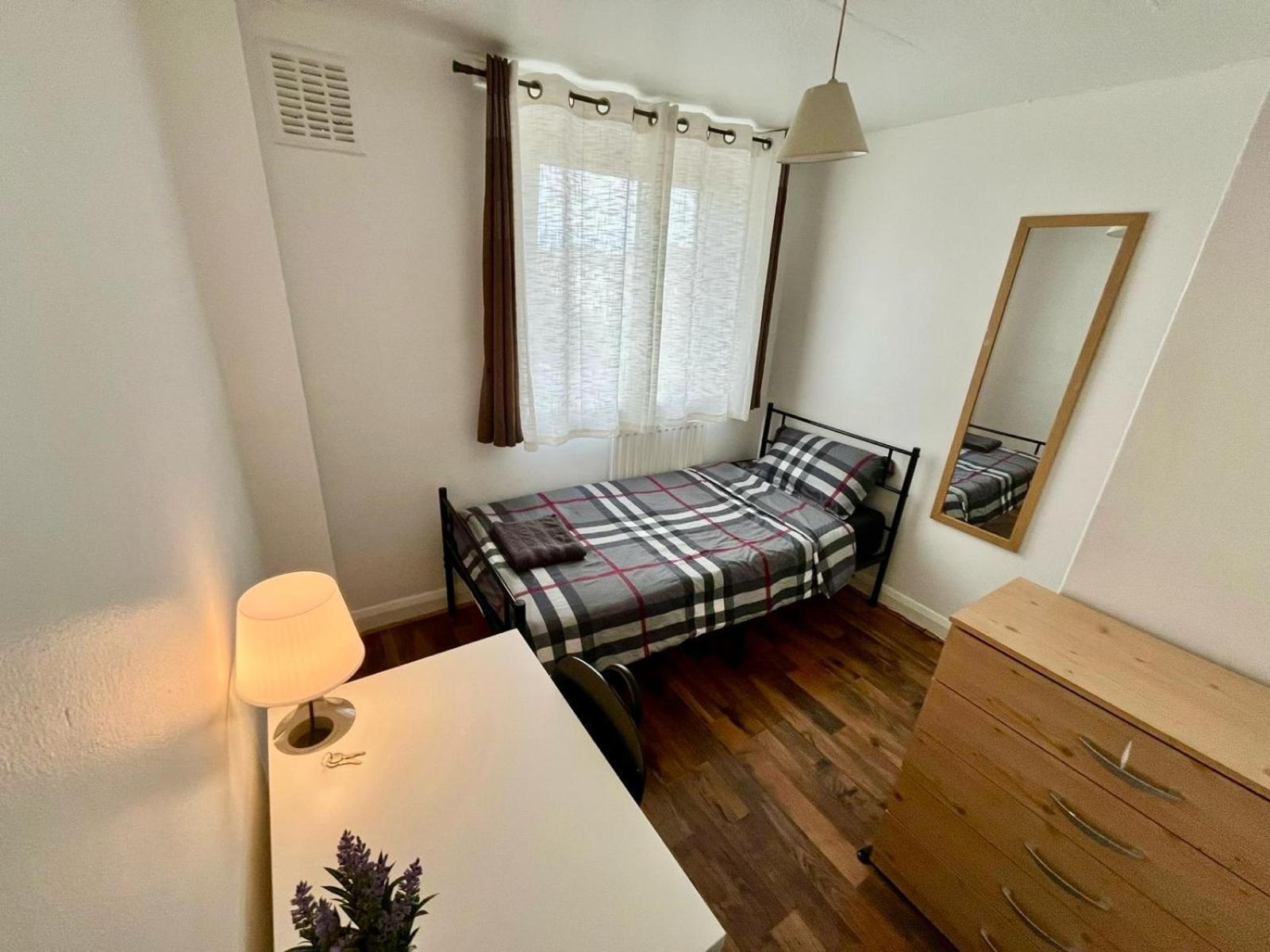 Whitechapel Station Rooms Лондон Екстериор снимка