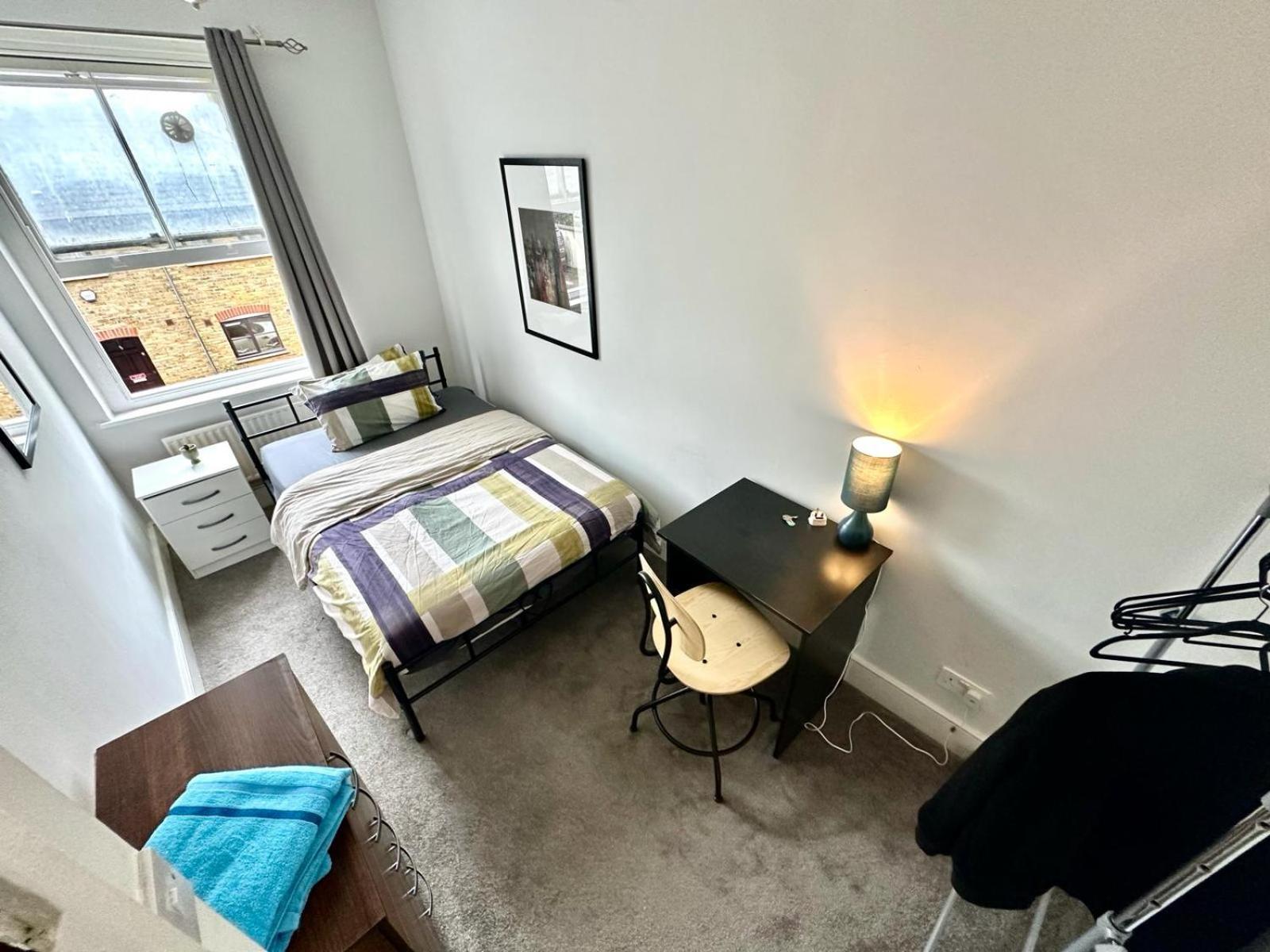 Whitechapel Station Rooms Лондон Екстериор снимка