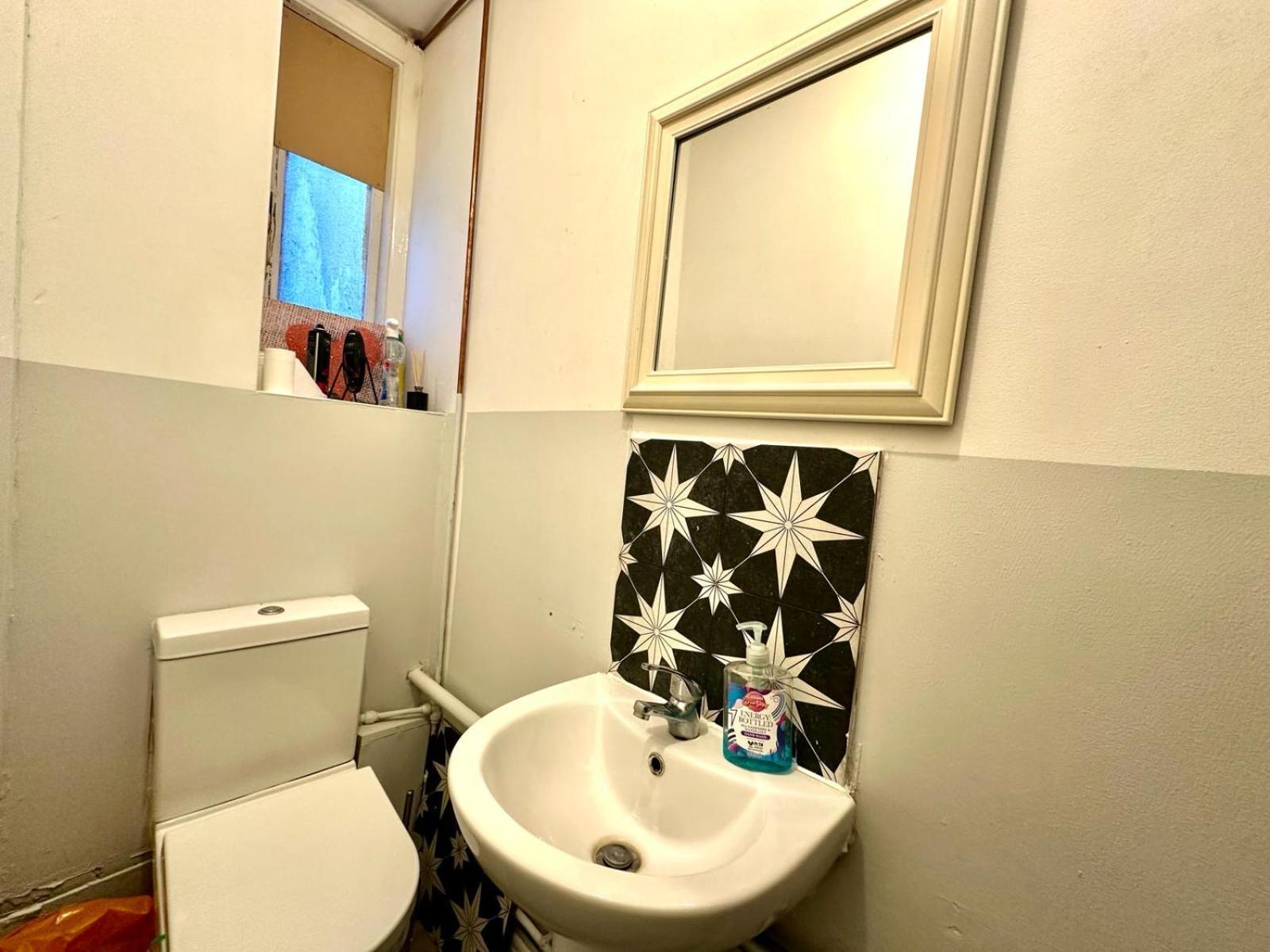 Whitechapel Station Rooms Лондон Екстериор снимка