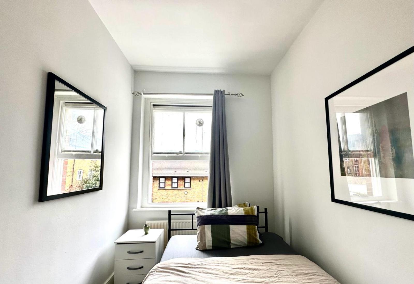 Whitechapel Station Rooms Лондон Екстериор снимка