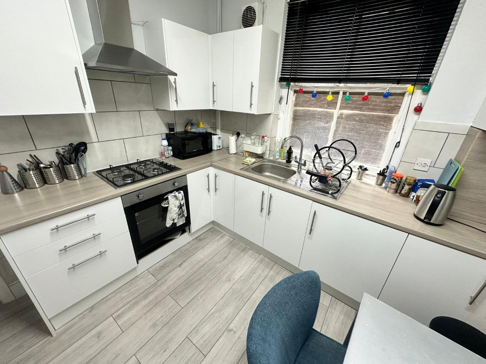 Whitechapel Station Rooms Лондон Екстериор снимка